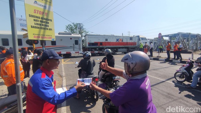 Suasana sosialisasi di perlintasan Madukoro Semarang, Kamis (19/9/2024).