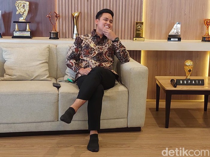 Petahana Bupati Kendal, Dico M Ganinduto, saat konferensi pers di rumah dinas Bupati Kendal, Jawa Tengah, Kamis (19/9/2024).