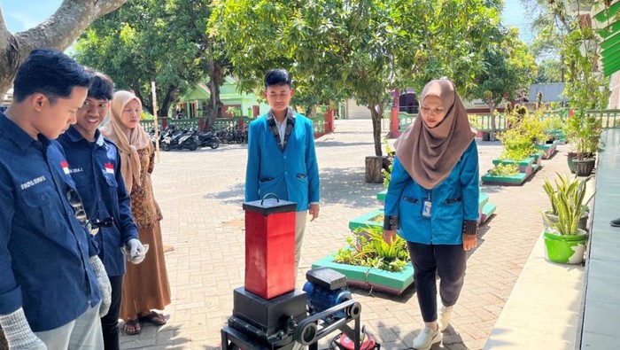 PKK Desa Kalirejo Bojonegoro diajak olah limbah kaca jadi paving block