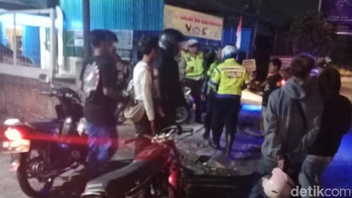 Polisi melakukan olah TKP kecelakaan pemuda di Jalan Denpasar-Gilimanuk, tepatnya di sebelah barat Jembatan Romojo, Kecamatan Negara, Jembrana, Kamis (19/9/2024). (Dok. Polres Jembrana)