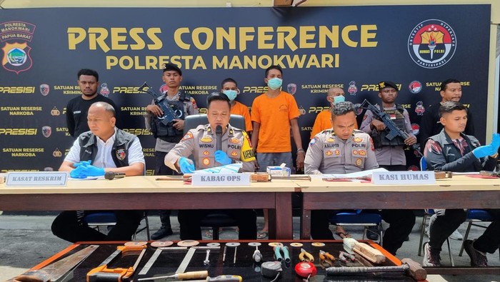 Polres Manokwari menggelar konferensi pers penangkapan senjata ilegal. Dokumen Istimewa