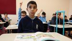 Potret Semangat Belajar Anak Palestina Meski Kehilangan Kedua Lengan