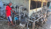 Warga mengecek instalasi mesin pompa air di sumber mata air Sendang Sari, Desa Sugihmanik, Tanggungharjo, Grobogan, Jawa Tengah, Kamis (19/9/2024).