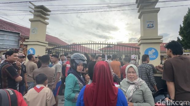 Potret warga memadati Polres Padang Pariaman (Jeka Kampai/detikcom)
