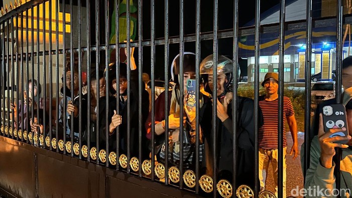 Potret warga memadati Polres Padang Pariaman (Jeka Kampai/detikcom)