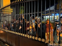 Ingin Lihat Tersangka Indra, Ratusan Warga Datangi Polres Padang Pariaman