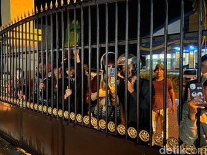 Ingin Lihat Tersangka Indra, Ratusan Warga Datangi Polres Padang Pariaman