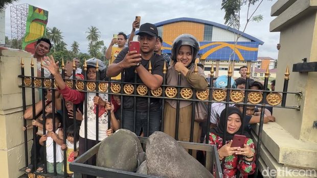 Potret warga memadati Polres Padang Pariaman (Jeka Kampai/detikcom)