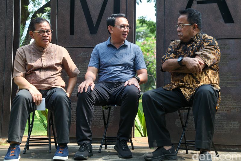 Bakal cagub-cawagub Pramono Anung-Rano Karno bertemu Basuki Tjahaja Purnama (Ahok). Mereka bertemu di Simpang Semanggi yang dulu diresmikan Ahok semasa menjabat gubernur DKI Jakarta.