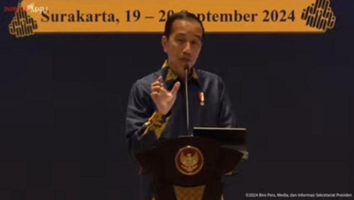 Presiden Jokowi di acara Kongres ISEI dan seminar nasional 2024 di Surakarta, Kamis (19/9/2024).
