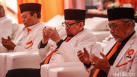 Presiden PKS Ahmad Syaikhu, Ketua Majelis Syura Salim Segaf Aljufri, Wakil Ketua Majelis Syura Hidayat Nur Wahid, dan peserta rapimnas doa bersama.  
