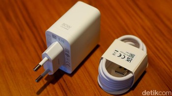 Realme memberikan charger 80W dan kabel data. Foto: Adi Fida Rahman/detikINET