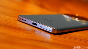 Kendati sama-sama mengemas baterai 5.200 mAh, Realme 13 Pro Pro membawa dukungan pengisian daya cepat SuperVOOC 80W yang dapat mengisi daya ponsel hingga 50% dalam 19 menit dan 100% dalam 49 menit. Foto: Adi Fida Rahman/detikINET