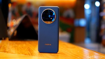 Mengemas baterai 5.200 mAh, Realme 13 Pro Pro membawa dukungan pengisian daya cepat SuperVOOC 80W yang dapat mengisi daya ponsel hingga 50% dalam 19 menit dan 100% dalam 49 menit. Foto: Adi Fida Rahman/detikINET