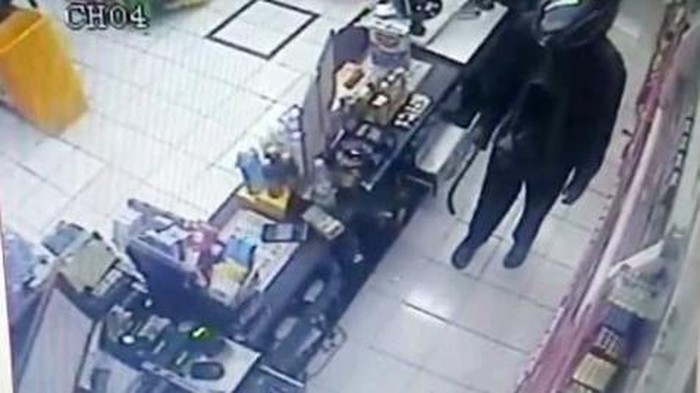 Rekaman CCTV perampok minimarket di Tulungagung