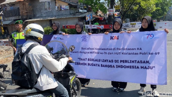 Relawan mengingatkan bahaya menerobos perlintasan kereta