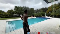 Tak lengkap rasanya kalau rumah mewah tidak ada kolam renangnya. Rumah IShowSpeed memiliki sebuah kolam renang dan kolam air panas. Di dekat kolam renang juga ada cabana untuk bersantai. Foto: Tangkapan layar YouTube IShowSpeed