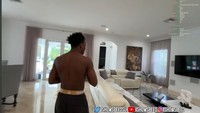 Selanjutnya ada ruang keluarga. Di ruangan ini terdapat sofa panjang berwarna putih dengan bantal abu-abu dan juga televisi. Foto: Tangkapan layar YouTube IShowSpeed
