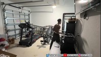 IShowSpeed juga memiliki gym pribadi. Tampak ada alat-alat olahraga yang bisa dipakai, seperti angkat beban hingga treadmill. Foto: Tangkapan layar YouTube IShowSpeed