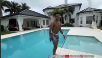 IShowSpeed menyebutkan bahwa rumah tersebut adalah rumah pertama yang dibelinya. Rumah miliknya ini didominasi dengan warna putih, baik di bagian eksterior maupun interior. Foto: Tangkapan layar YouTube IShowSpeed