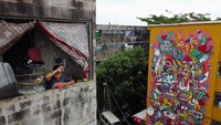 Berbekal kuas, cat, dan kaleng semprot, para pelukis mural dan seniman grafiti telah menutupi dinding beberapa dari 40 unit lima lantai di kompleks perumahan di lingkungan Zacamil di distrik Mejicanos.