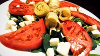 Menu-menu yang ditawarkan restoran ini sangat beragam. Namun, salah satu yang tidak boleh dilewatkan yaitu saladnya yang segar dan lezat. Terdiri dari tomat, bayam, dan potongan keju. Foto: onlyinyourstate.com