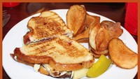 Sandwich keju brienya juga punya sentuhan rasa spesial. Rotinya terbuat dari adonan sourdough segar dihidangkan dengan keju klasik dan beberapa saus. Foto: onlyinyourstate.com