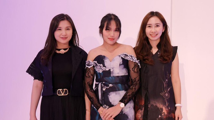 Desainer Seyvia Charis berkolaborasi dengan Semar Nusantara dan Rianty Batik di NYFW 2025.