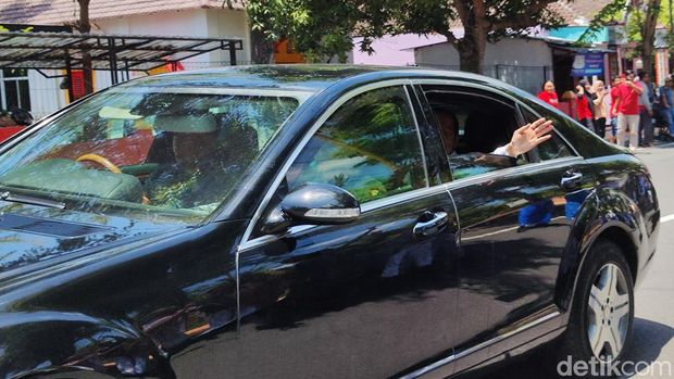 Rombongan siswa SMKN 3 Klaten dan SMAN 1 Klaten saat menyambut lewatnya Jokowi di depan sekolah mereka, Kamis (19/9/2024).