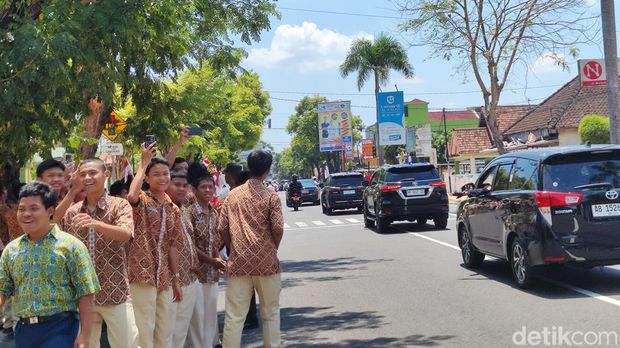 Rombongan siswa SMKN 3 Klaten dan SMAN 1 Klaten saat menyambut lewatnya Jokowi di depan sekolah mereka, Kamis (19/9/2024).