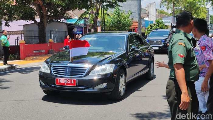 Rombongan siswa SMKN 3 Klaten dan SMAN 1 Klaten saat menyambut lewatnya Jokowi di depan sekolah mereka, Kamis (19/9/2024).