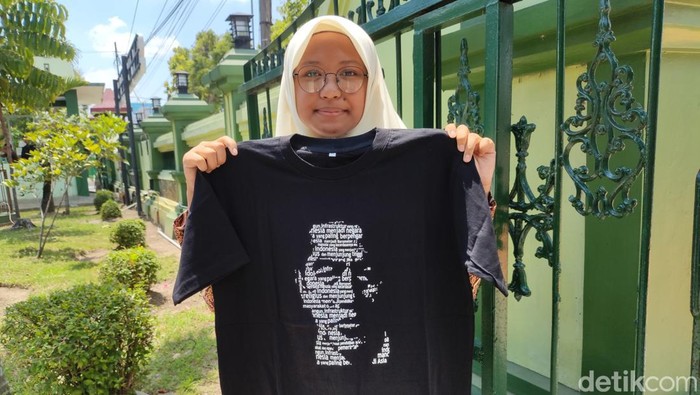 Siswi SMAN 1 Klaten, Rasyifa Zahra, memamerkan kaus yang didapat dari Jokowi.
