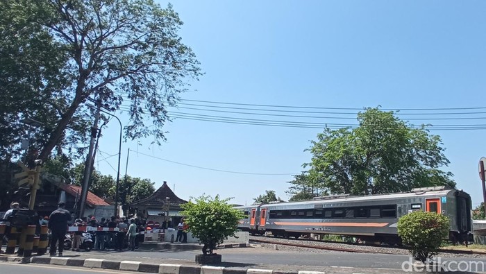 Sosialisasi keselamatan di perlintasan sebidang di Kota Cirebon