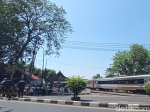 Duh! Masih Banyak Pengendara Bandel Terobos Perlintasan KA di Cirebon