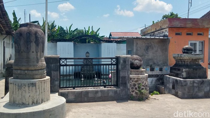 Stupa dan Yoni dipajang di tepi jalan Dusun Pluneng, Kecamatan Kebonarum, Klaten. Foto diunggah Kamis (19/9/2024).