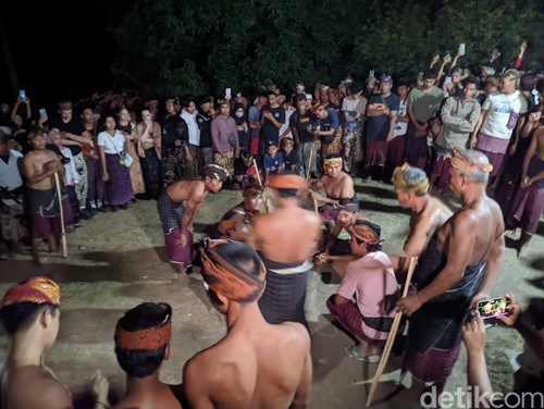 Suasana acara peresean di halaman masjid Kuno di Desa Bayan, Kecamatan Bayan, Lombok Utara, Kamis (19/9/2024). (Ahmad Viqi/detikBali).