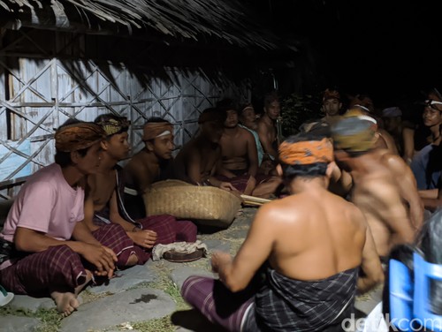 Suasana acara peresean di halaman masjid Kuno di Desa Bayan, Kecamatan Bayan, Lombok Utara, Kamis (19/9/2024). (Ahmad Viqi/detikBali).