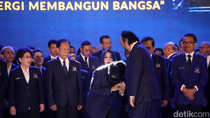 Ketua Umum NasDem Surya Paloh resmi mengukuhkan jajaran pengurus DPP NasDem periode 2024-2029. Pengukuhan dilakukan di NasDem Tower, Jakarta Pusat, Kamis (19/9/2024).