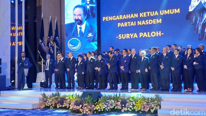 Surya Paloh mengumumkan susunan Dewan Pertimbangan Partai NasDem periode 2024-2029. Siti Nurbaya Bakar dipilih sebagai Ketua Pertimbangan. (Ondang/detikcom).