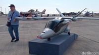 Foto: Prototipe atau purwarupa taksi terbang Vela di Bali Internastional Airshow, Rabu (18/9/2024). Pesawat ini buatan Indonesia. (Aryo Mahendro/detikBali)