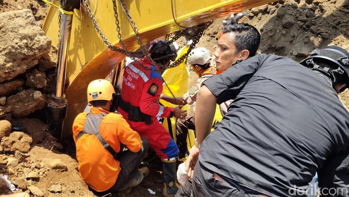 Tambang pasir longsor dan menimbun operator alat berat