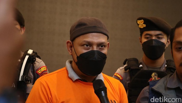 Tampang IR.H, Direktur PT Inti Hosmed yang merupakan pengembang apartemen Malioboro City yang ditangkap polisi.Rilis kasus di Mapolresta Sleman, Kamis (19/9/2024).