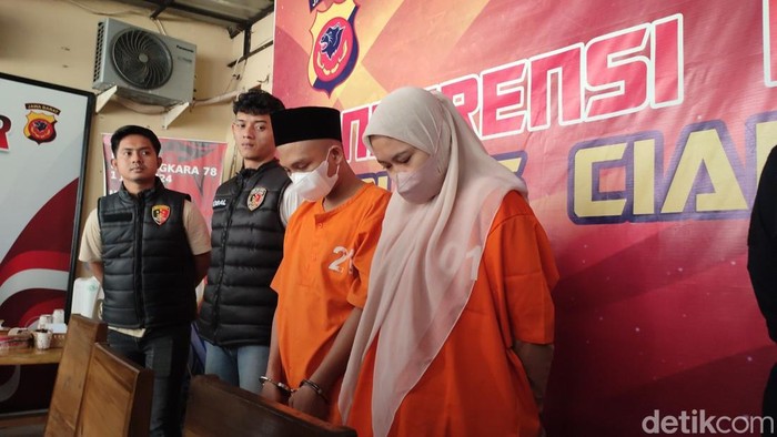 Tampang sejoli di Ciamis yang tega mencekoki bayi hasil hubungan di luar nikah hingga tewas.