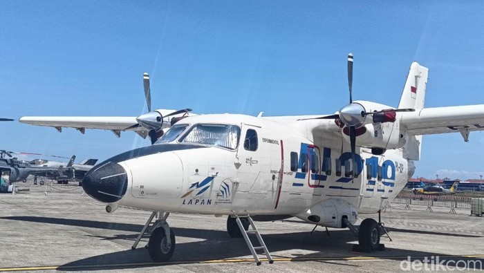 Tampilan pesawat N219 yang dipamerkan di Bali International Air Show 2024 di Bandara Ngurah Rai Bali, Kamis (19/9/2024). (Ni Made Lastri Karsiani Putri-detikBali)