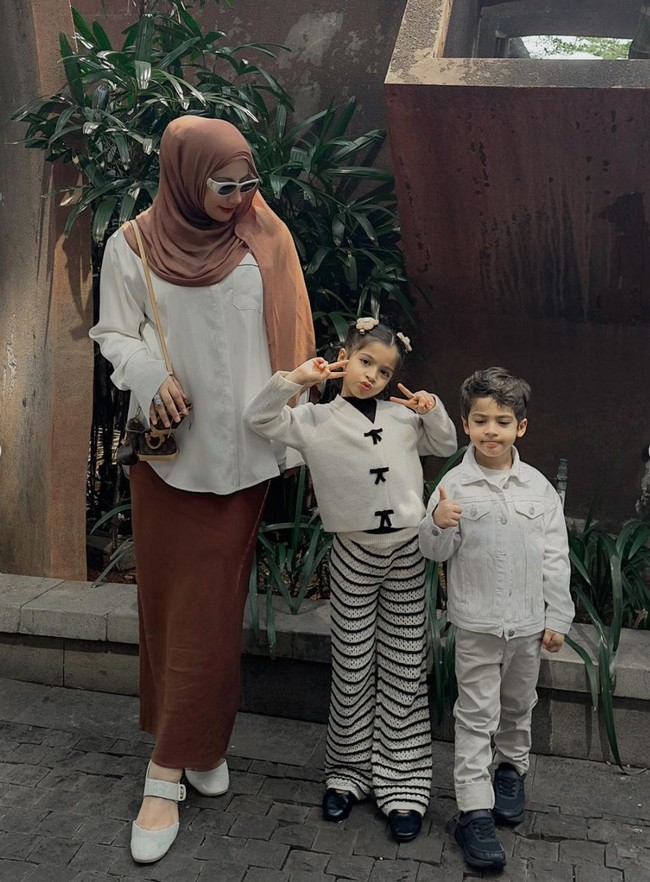 Dalam unggahan terbarunya di Instagram Tasyi mengungkapkan jika bobot tubuhnya sudah berkurang sebanyak 10 kg. Penurunan bobot tubuhnya itu diperoleh Tasyi setelah menjalani diet selama 2,5 bulan. Foto: Instagram/@tasyiiathasyia