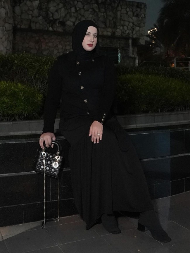 Memilih tampil dengan busana serba hitam, penampilan Tasyi terlihat jadi makin langsing. Banyak netizen yang tak sabar melihat perubahannya yang makin langsing hingga akhirnya mencapai tujuan yang diinginkannya. Foto: Instagram/@tasyiiathasyia