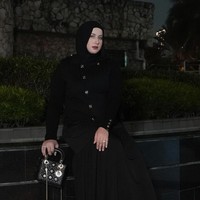 Memilih tampil dengan busana serba hitam, penampilan Tasyi terlihat jadi makin langsing. Banyak netizen yang tak sabar melihat perubahannya yang makin langsing hingga akhirnya mencapai tujuan yang diinginkannya. Foto: Instagram/@tasyiiathasyia