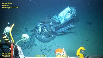 Pada tanggal 22 Juni 2023, puing-puing Titan di dasar laut ditemukan sekitar 500 meter dari reruntuhan Titanic. Nah dalam sidang itu, turut dipajang foto pertama kondisi puing Titan yang ditemukan tim pencari di dasar laut.  