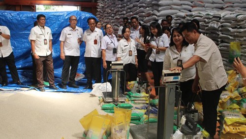 Tim Pengendalian Inflasi Daerah (TPID) Kota Denpasar saat melakukan pemantauan stok beras di gudang Bulog Sempidi, Badung, Bali pada Rabu (18/9/2024). (Pemkot Denpasar)