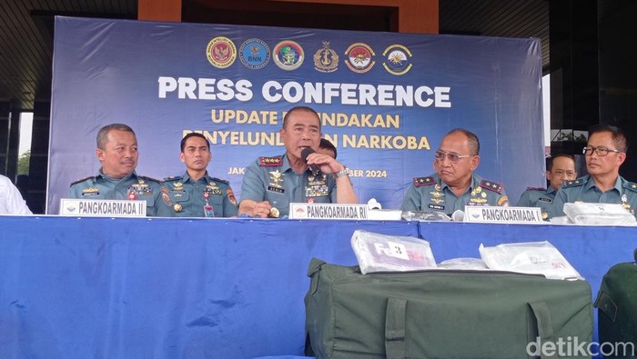 TNI AL menggagalkan penyelundupan narkoba berjenis kokain dan sabu seberat 85 kg.  Penyelundupan dilakukan di Perairan Pulau Berhala dan Pulau Sebatik (Taufiq/detikcom)